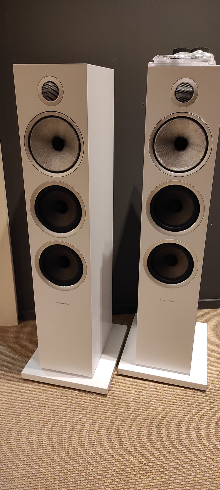 Bowers & Wilkins 703 S2