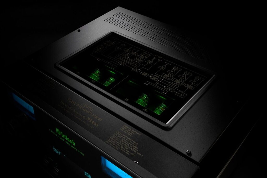 c2800 top close up background MCINTOSH VOORVERSTERKER